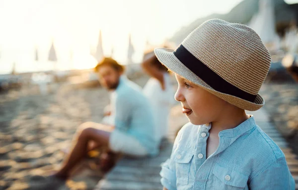 Mały chłopiec maluch z kapeluszem na plaży na wakacjach. Kopiuj przestrzeń. — Zdjęcie stockowe
