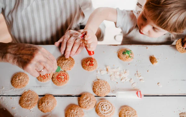 Een buik van senior oma met kleine peuter jongen maken van taarten thuis. — Stockfoto