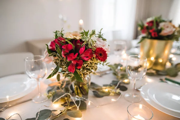 Tavola apparecchiata per un pasto al chiuso in una stanza su una festa, un matrimonio o una festa di famiglia . — Foto Stock