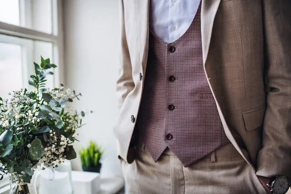 Um midsection do homem com o terno formal que está em uma festa indoor . — Fotografia de Stock