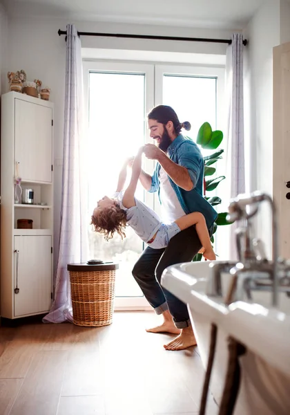 Kleines Mädchen mit jungem Vater im Badezimmer zu Hause, Spaß haben. — Stockfoto