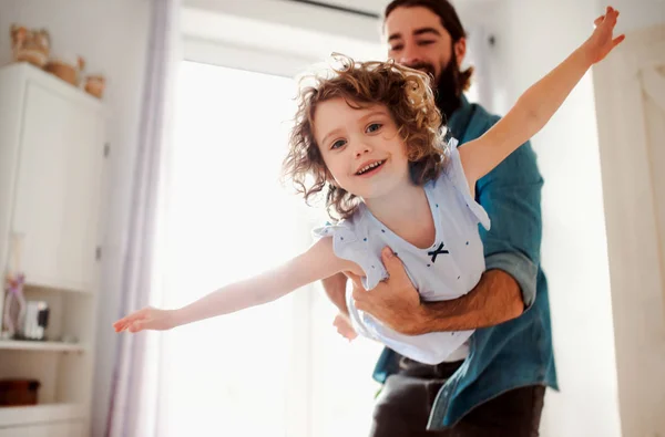 Menina pequena com o jovem pai no banheiro em casa, se divertindo . — Fotografia de Stock