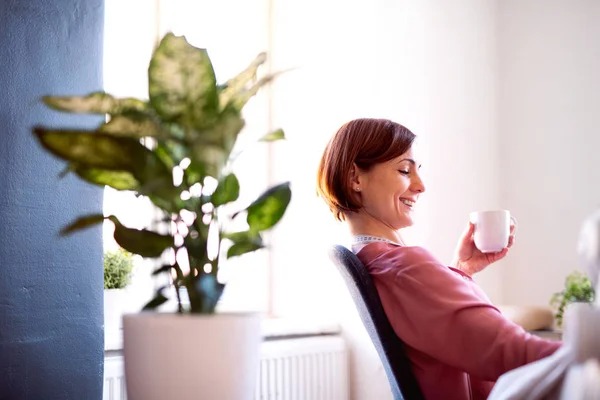 Junge kreative Frau in einem Atelier, die sich ausruht. ein Start-up des Schneiderhandwerks. — Stockfoto