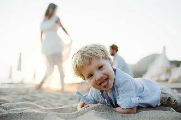 Chłopiec drobny, stojąc na plaży na letnie wakacje, zabawy. — Zdjęcie stockowe