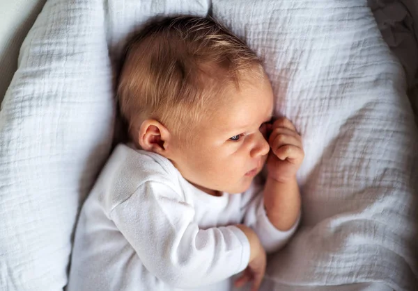 Un primer plano de un lindo bebé recién nacido en casa . — Foto de Stock