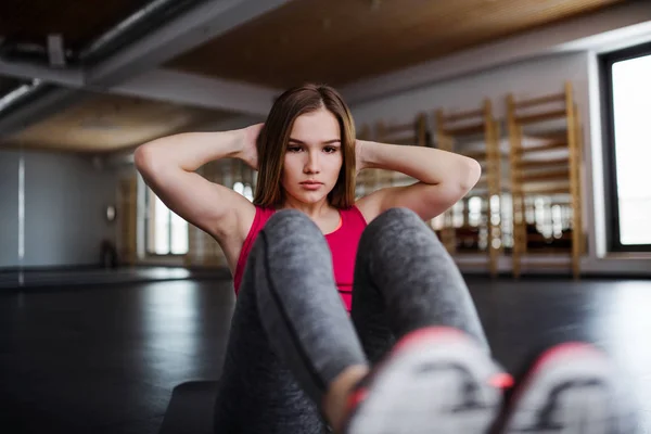 Genç kız ya da bir spor salonunda egzersiz yaparak kadın portresi. — Stok fotoğraf
