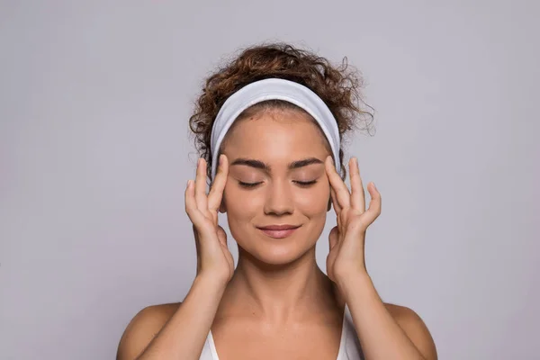 Um retrato de uma jovem mulher em um estúdio, beleza e cuidados com a pele . — Fotografia de Stock