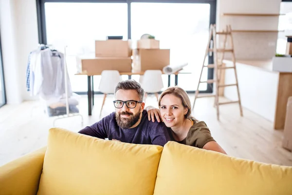 A portrait of young couple moving in new home. — Stock Photo, Image