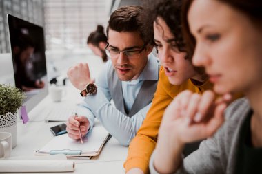 Grup genç iş adamları birlikte çalışma office, söz.