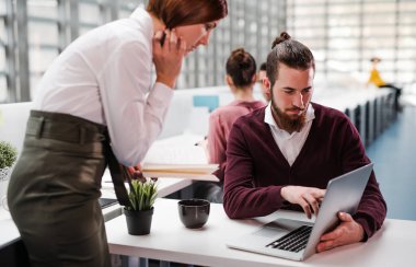 Grup genç iş adamları birlikte çalışma office, söz.