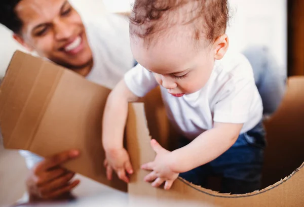 Vader en kleine peuter zoon binnenshuis thuis, spelen. — Stockfoto