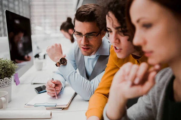 Grupo de jóvenes empresarios que trabajan juntos en el cargo, hablando . — Foto de Stock