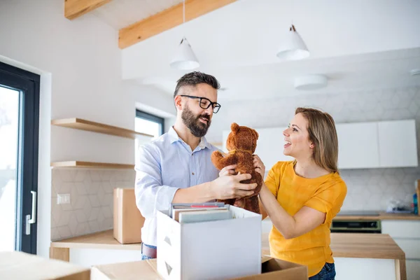 A young couple moving in new home, having fun. — Stock Photo, Image