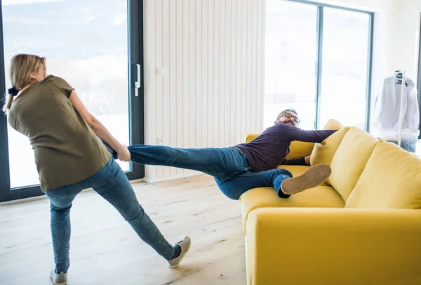 Um jovem casal se mudando para uma nova casa, se divertindo . — Fotografia de Stock