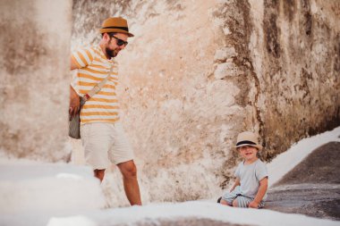 Yaz tatilinde şehirde küçük oğlu olan bir baba.