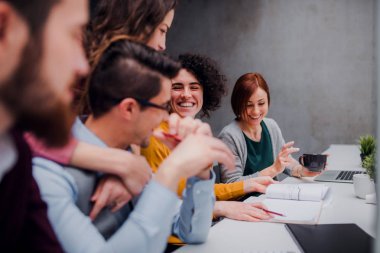 Grup genç iş adamları birlikte çalışma office, söz.