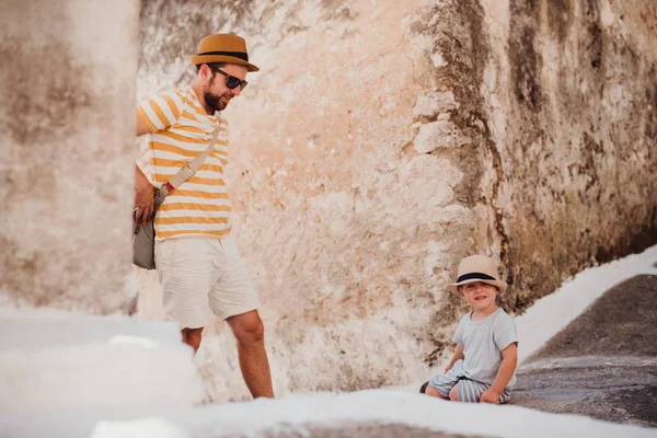 En far med småbarn son i stan på sommarlov. — Stockfoto