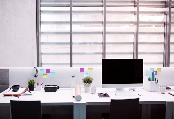 モダンな広々としたオフィスのインテリアにコンピュータ付きデスク. — ストック写真