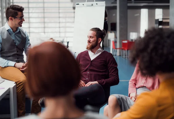 Groep van jonge ondernemers werken samen in kantoor, praten. — Stockfoto