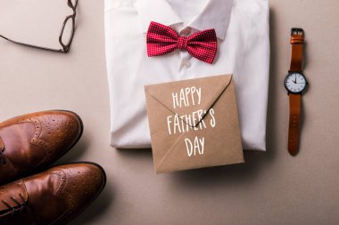 Babalar günü tebrik kartı kavramı. Düz yatıyordu.