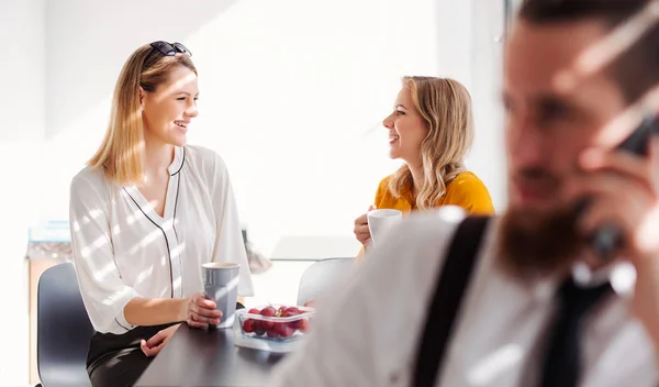 Jeunes femmes d'affaires en pause café dans la cuisine de bureau, parler . — Photo