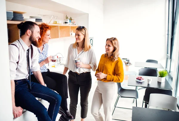 Un groupe de jeunes gens d'affaires en pause café dans la cuisine de bureau . — Photo