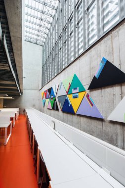 Bir kitaplık veya ofis modern geniş bilgisayar odasında bir iç.