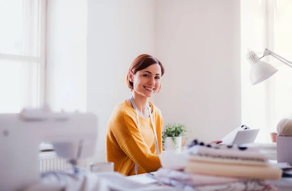 Jeune femme créative dans un studio, démarrage d'une petite entreprise de couture . — Photo