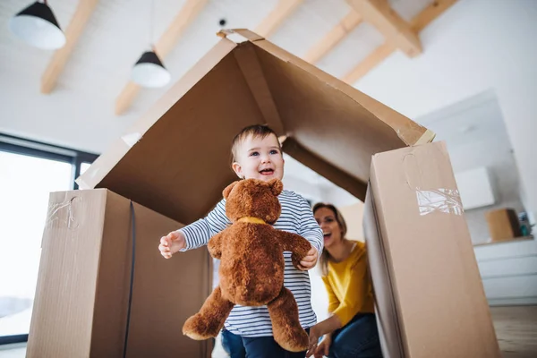 Ένα πορτρέτο της νεαρής οικογένειας με ένα νήπιο κορίτσι, που κινούνται σε νέα έννοια σπίτι. — Φωτογραφία Αρχείου