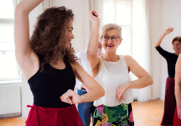 Grupo de personas mayores en clase de baile con profesor de baile . —  Fotos de Stock