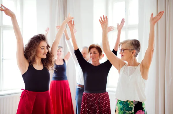 Gruppo di anziani in classe di danza con insegnante di danza . — Foto Stock