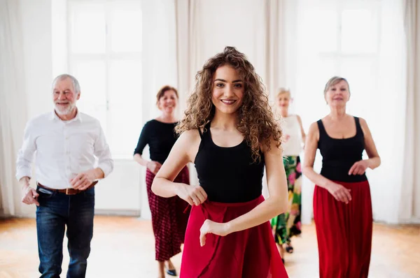 Groupe de personnes âgées en classe de danse avec professeur de danse . — Photo