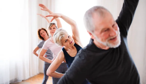 Grupo de personas mayores haciendo ejercicio en club de centro comunitario . —  Fotos de Stock