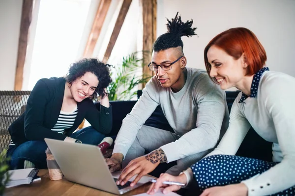 Gruppe junger Unternehmer mit Laptop im Büro, Start-up-Konzept. — Stockfoto