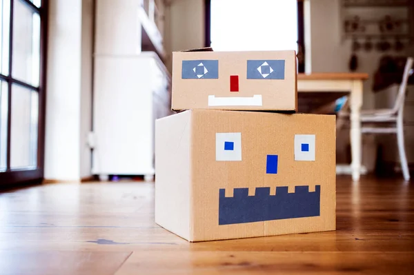Kartonnen monsters op de vloer binnenshuis, DIY speelgoed kunst en ambacht. — Stockfoto
