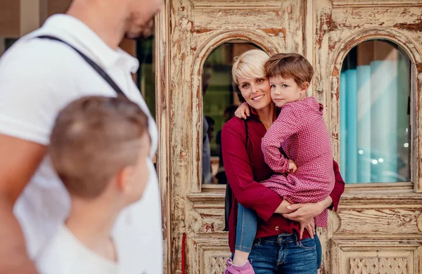 Midsection of young family with two small children walking outdoors in town. — Stock Photo, Image