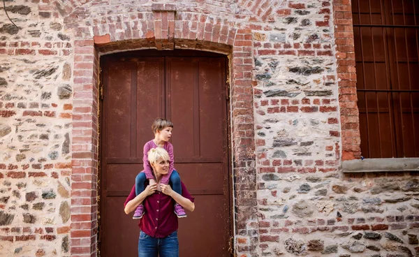 Mère avec petite fille debout à l'extérieur dans la ville méditerranéenne . — Photo