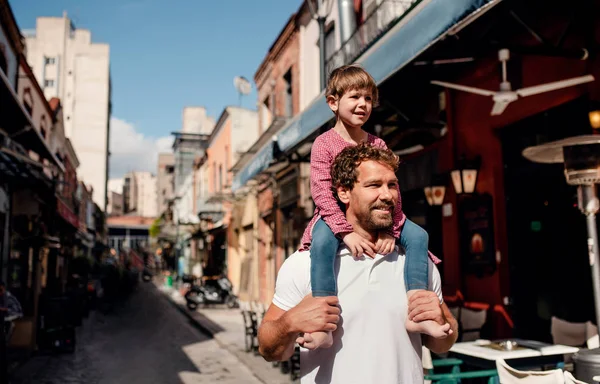 Отец с маленькой дочерью стоит на улице в средиземноморском городе . — стоковое фото