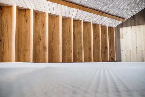 Вид зверху на дерев'яні сходи і біла стіна в інтер'єрі будинку . — стокове фото