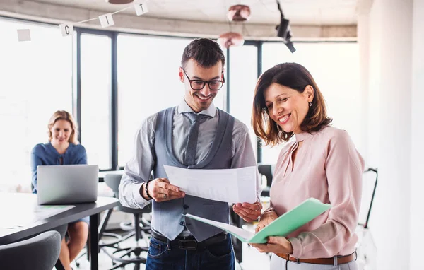 Eine Gruppe junger Geschäftsleute in einem Büro, die. — Stockfoto