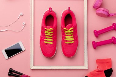 Koşu ayakkabıları ve renk arka plan üzerinde diğer spor ekipmanları bir stüdyo çekim.