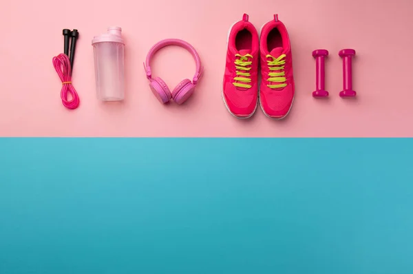 Ένα στούντιο shot παπούτσια για τρέξιμο και άλλο αθλητικό εξοπλισμό στο φόντο του χρώματος. — Φωτογραφία Αρχείου
