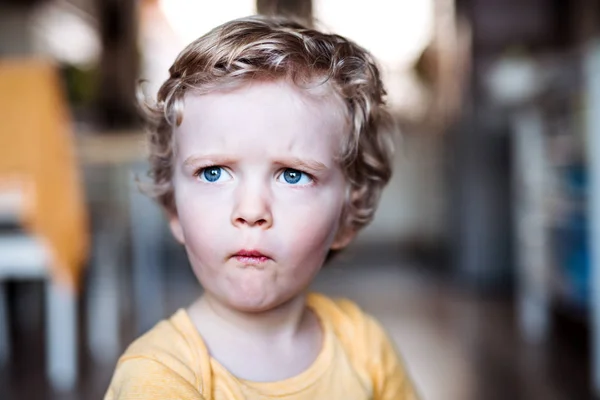 Una vista frontal de un niño en casa . —  Fotos de Stock