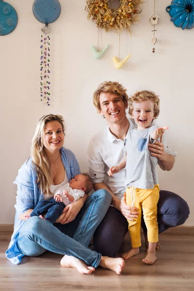 집에서 신생아와 작은 유아 아들을 가진 젊은 부모. — 스톡 사진