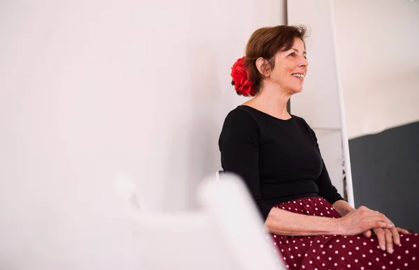 Senior woman attending dancing class in community center, sitting. — Stock Photo, Image