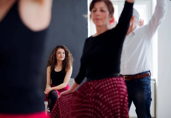 Grupo de pessoas idosas em aula de dança com professor de dança, midsection . — Fotografia de Stock