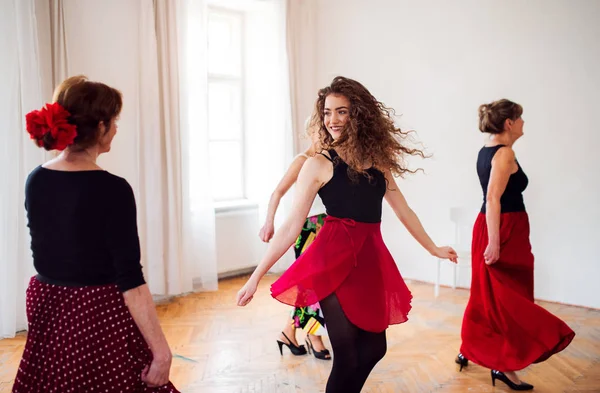 Ομάδα ανώτερων ανθρώπων σε χορεύοντας τάξη με τη δασκάλα του χορού. — Φωτογραφία Αρχείου