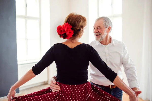 Senior couple attending dancing class in community center. — Stock Photo, Image