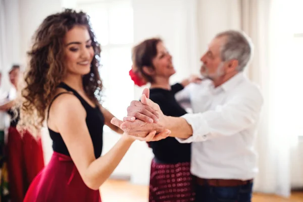 Groep senior mensen in klasse dansen met danslerares. — Stockfoto