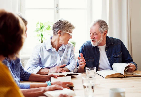 Seniora personer i bibelläsning grupp i Community Center Club. — Stockfoto